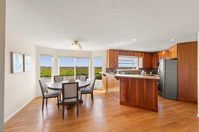 861 Railroad Avenue, Half Moon Bay CA: https://media.crmls.org/mediaz/53fa2478-9493-45d8-b097-b6e5bbccecfd.jpg