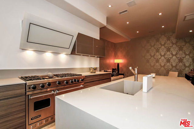 1929 N CURSON Place, Los Angeles CA: https://media.crmls.org/mediaz/53faf7db-7590-4985-9337-81136c2c312e.jpg