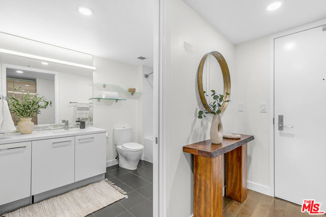 901 S Flower Street, Los Angeles CA: https://media.crmls.org/mediaz/53fb2ca9-c2f9-434e-864a-077a7399c3d2.jpg