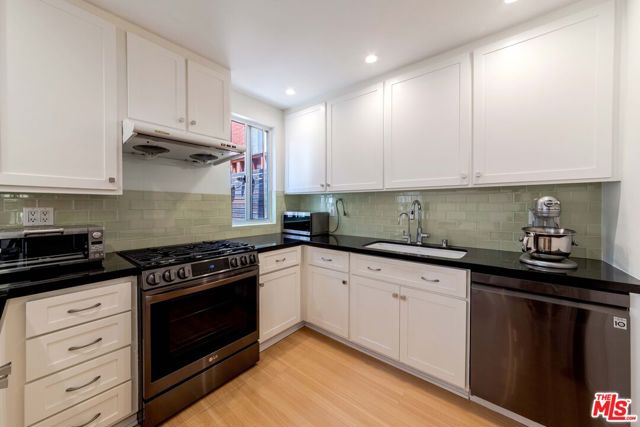 933 17th Street, Santa Monica CA: https://media.crmls.org/mediaz/53fbd8df-1677-4681-86f4-70307f63d62d.jpg