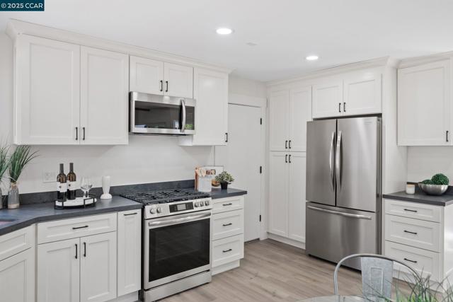 117 Brighton Rd, Alameda CA: https://media.crmls.org/mediaz/53fcb17f-7760-4616-84dd-da22f070a3c0.jpg