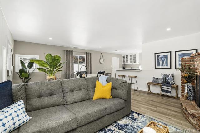 393 Date Avenue, Carlsbad CA: https://media.crmls.org/mediaz/53fcd233-422a-4254-a4ef-0007a981741c.jpg