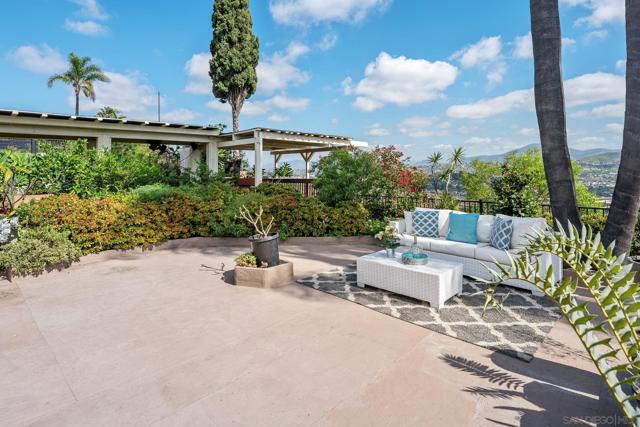 7945 Shadow Hill Dr, La Mesa CA: https://media.crmls.org/mediaz/53fcdcec-ed16-4760-b784-d8da15447021.jpg