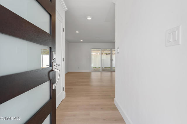 9800 Geyser Avenue, Northridge CA: https://media.crmls.org/mediaz/53ff2583-b887-48a7-b98e-383f313e8ea5.jpg