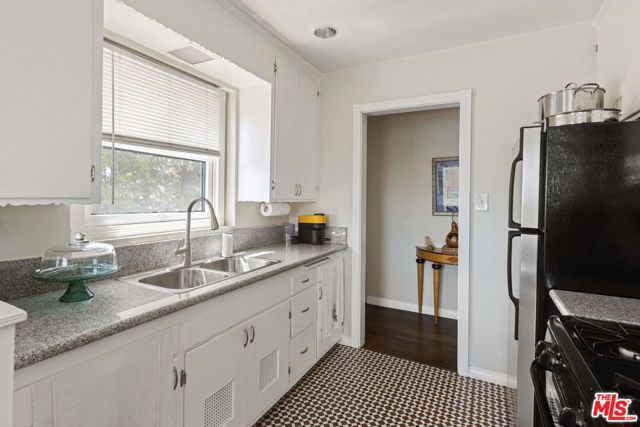 1569 S Orange Grove Avenue, Los Angeles CA: https://media.crmls.org/mediaz/53ff5e0f-f558-4f6e-9d12-b42853a479d2.jpg