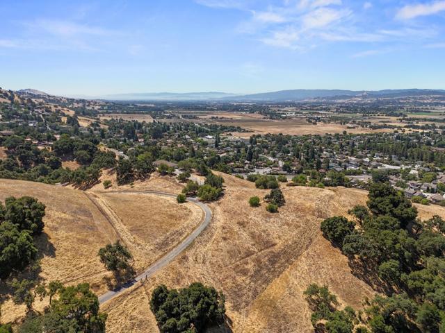 17101 Kruse Ranch Lane, Morgan Hill CA: https://media.crmls.org/mediaz/54000a21-bf31-4ed7-a65a-6fd6cb5f8105.jpg
