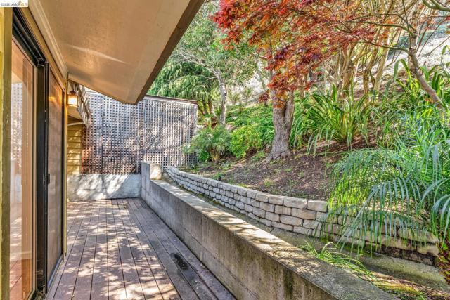 1881 Grand View Drive, Oakland CA: https://media.crmls.org/mediaz/5400878e-1802-4bf1-b287-94d89b80d2f5.jpg