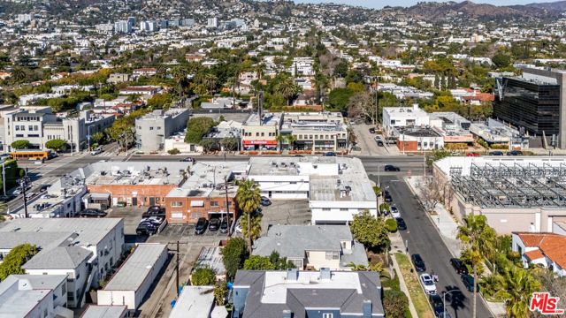 139 N Harper Avenue, Los Angeles CA: https://media.crmls.org/mediaz/54010dfe-8dde-4d1f-8312-e2617eded169.jpg