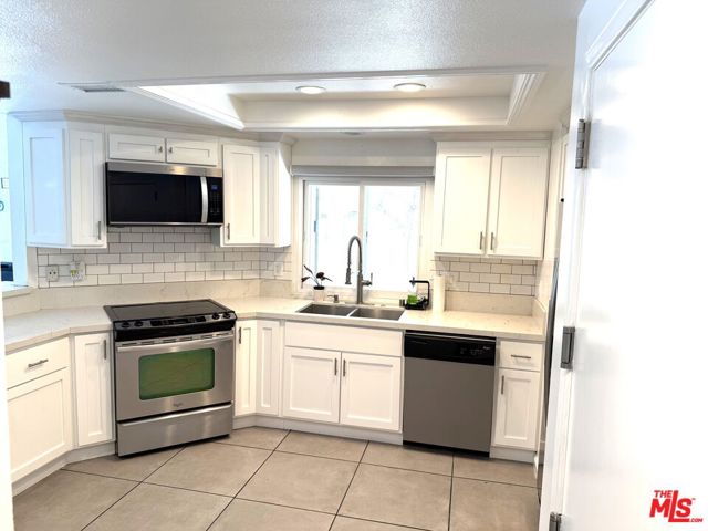 3712 Carrington Court, Inglewood CA: https://media.crmls.org/mediaz/54011e57-461a-4bf8-a829-d0c8de2fd0da.jpg