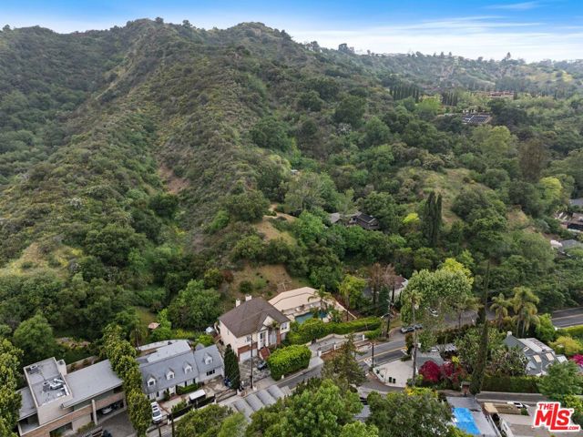 2431 Benedict Canyon Drive, Beverly Hills CA: https://media.crmls.org/mediaz/54017d5e-2d67-4d15-b77a-0493ab3bb05e.jpg
