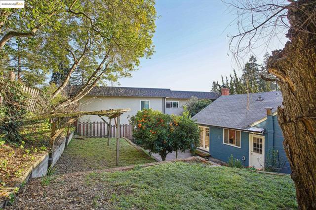 6576 Lucas AVE, Oakland CA: https://media.crmls.org/mediaz/5402d459-8079-45b7-88ed-24875a422ad1.jpg