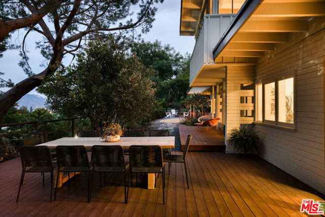 7349 Pacific View Drive, Los Angeles CA: https://media.crmls.org/mediaz/540300f2-05a3-4930-a1f0-28d1242dc2cb.jpg