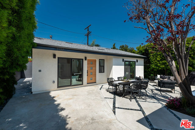 2235 S Mansfield Avenue, Los Angeles CA: https://media.crmls.org/mediaz/54030689-6554-4304-a190-5cf75a297735.jpg