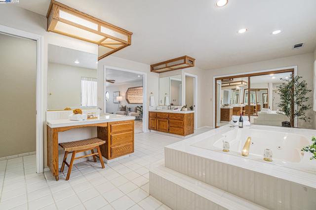 4325 Monterey ct, Discovery Bay CA: https://media.crmls.org/mediaz/54030733-5846-4a54-9eb3-3f17bc149d6a.jpg