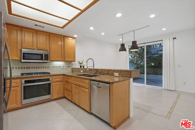 6457 Zuma View Place, Malibu CA: https://media.crmls.org/mediaz/54035d02-c39d-4769-9d49-97bd632aec56.jpg