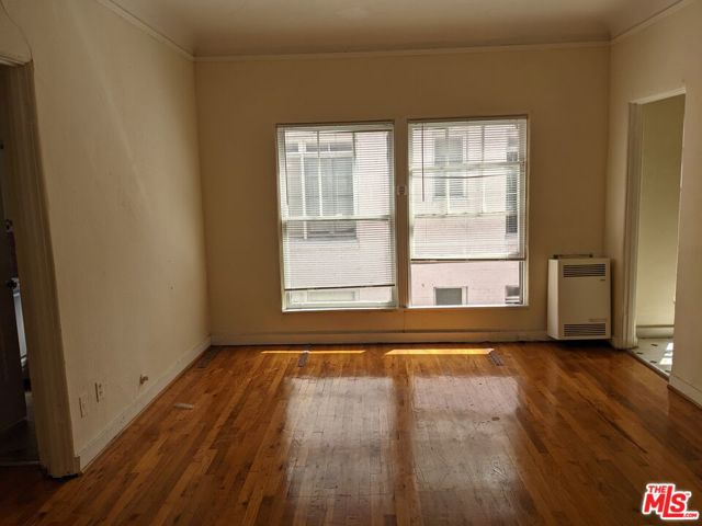 665 S COCHRAN Avenue, Los Angeles CA: https://media.crmls.org/mediaz/54036893-8083-44b7-a4c5-3d091186ba4e.jpg