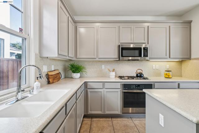 220 Hollister Avenue, Alameda CA: https://media.crmls.org/mediaz/5403cce2-3ef3-404c-97ff-9c89d64a0b7f.jpg