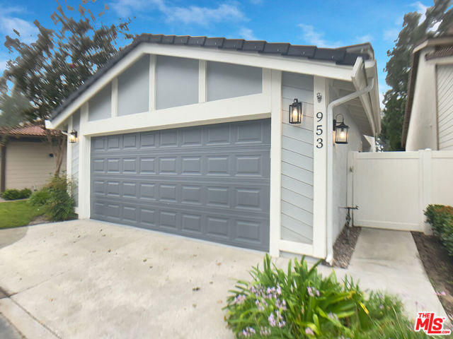 953 S Ridgecrest Circle, Anaheim CA: https://media.crmls.org/mediaz/5404369e-b226-47c3-8708-b80891ac26ee.jpg