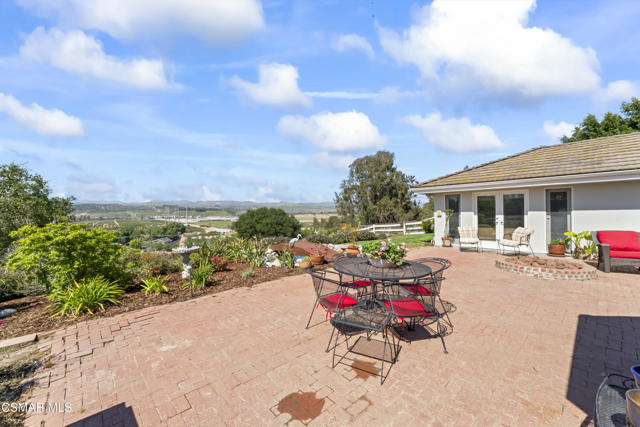 10885 Citrus Drive, Moorpark CA: https://media.crmls.org/mediaz/5405273a-823f-435a-ae90-4eaab0c6a357.jpg