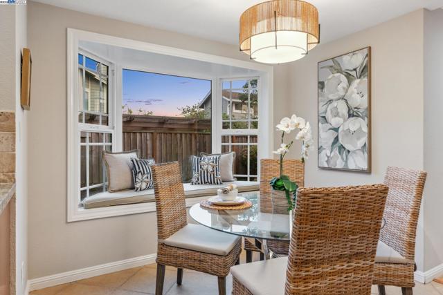 82 Applegate Way, Alameda CA: https://media.crmls.org/mediaz/540611a7-2ae6-4702-9f29-2b59d8181d97.jpg