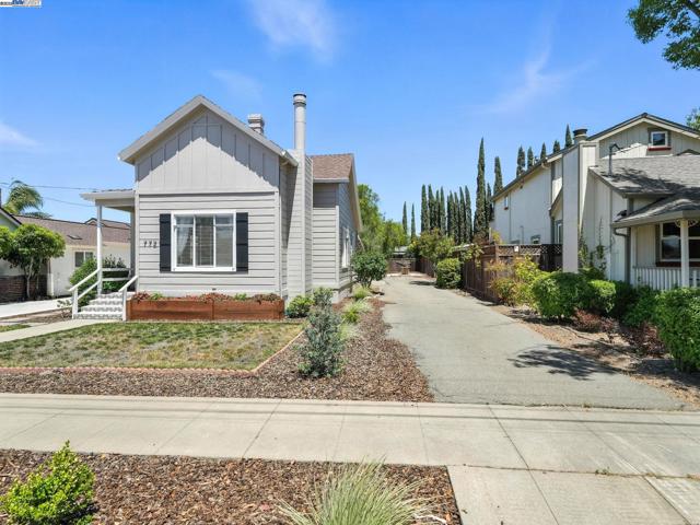 772 Mcleod St, Livermore CA: https://media.crmls.org/mediaz/54062073-2f92-477a-8ccc-c53444c3cbc7.jpg
