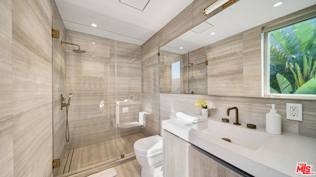 24572 Malibu Road, Malibu CA: https://media.crmls.org/mediaz/540649be-017a-4288-b3e9-00986b2e81e2.jpg