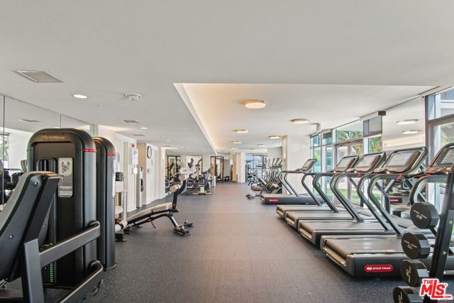 13700 Marina Pointe Drive, Marina del Rey CA: https://media.crmls.org/mediaz/5406d17d-4e27-4c38-8533-40cb743d0774.jpg