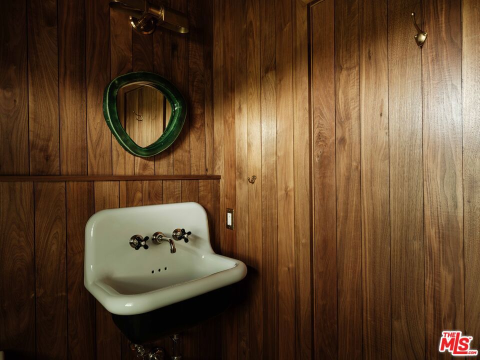 https://media.crmls.org/mediaz/54076dd3-3812-4562-b219-9834d1ebe8b7.jpg?preset=X-Large