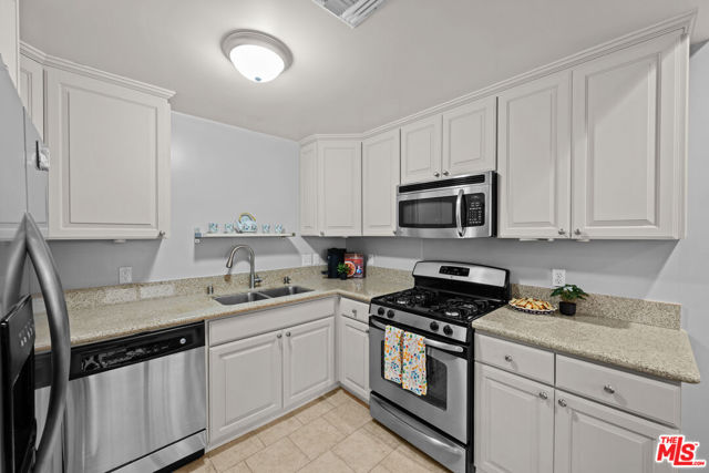 5335 Cartwright Avenue, North Hollywood CA: https://media.crmls.org/mediaz/5407b2c3-a827-4f70-a5e0-5a419460b714.jpg