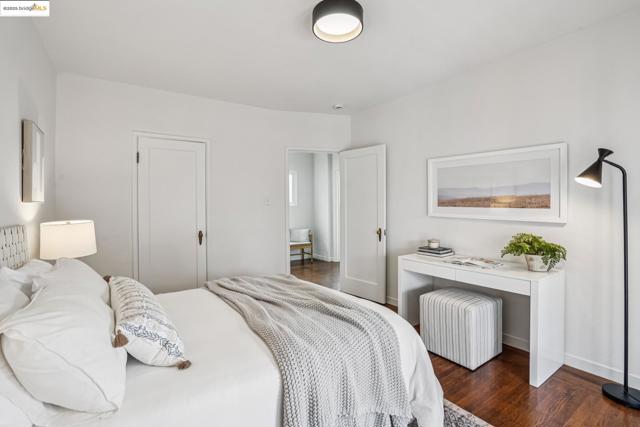 4006 Lincoln Ave, Oakland CA: https://media.crmls.org/mediaz/54089048-bbdb-457f-bdbb-0ef9095dfbc4.jpg
