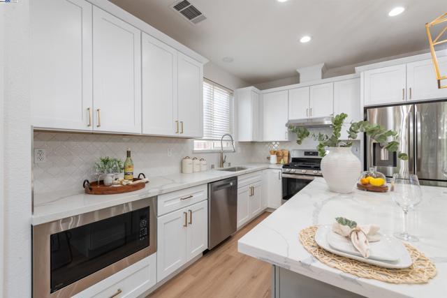 4667 Myrtle Dr, Dublin CA: https://media.crmls.org/mediaz/540a1dc3-4bf9-44e1-bd96-400f1ac00e2b.jpg