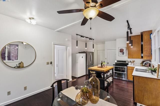 3215 Liberty Ave, Alameda CA: https://media.crmls.org/mediaz/540aa069-7a2d-4c09-8478-826f62c1bf49.jpg