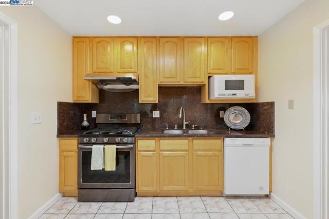 232 Longford Dr, South San Francisco CA: https://media.crmls.org/mediaz/540bbc8c-62bf-4d45-b31e-101197162a9e.jpg