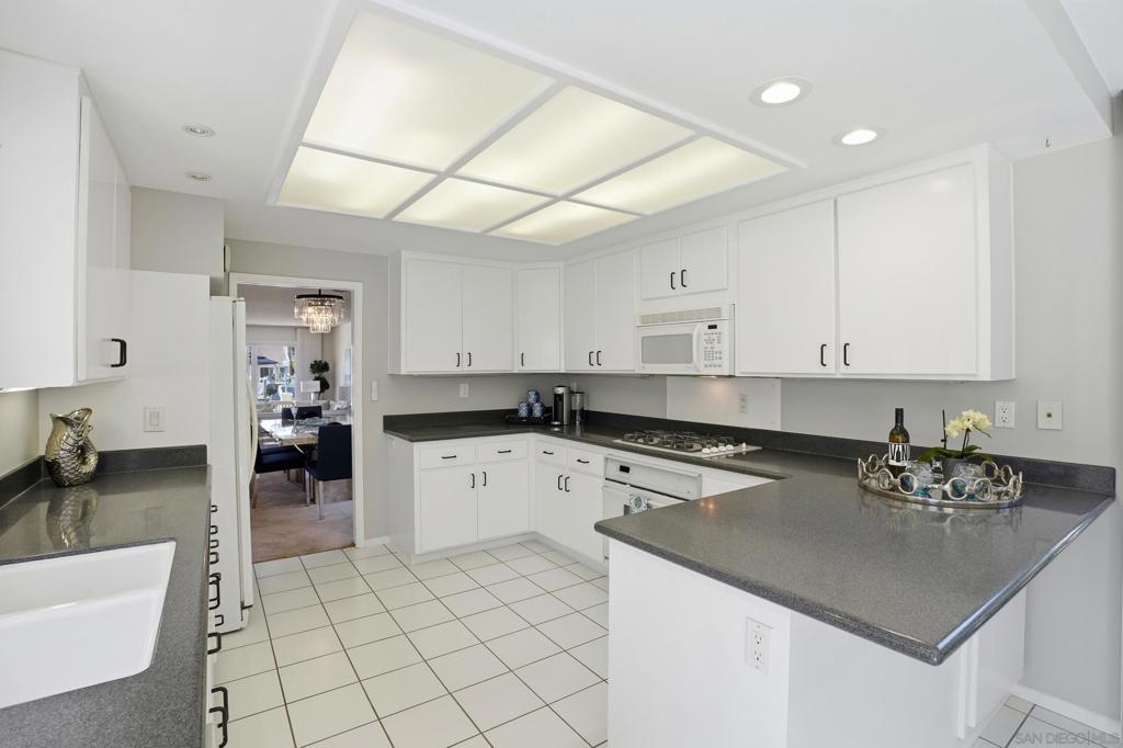 https://media.crmls.org/mediaz/540bccd1-8b6d-44eb-8ad2-93c56af59797.jpg?preset=X-Large