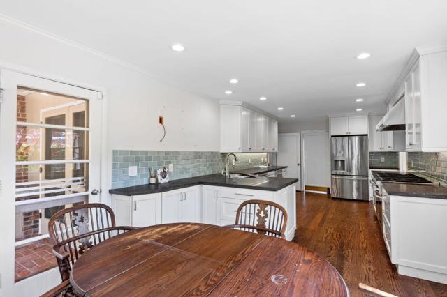 680 Fairway Circle, Hillsborough CA: https://media.crmls.org/mediaz/540be921-2b6b-4e13-87e4-1ab401a964fd.jpg