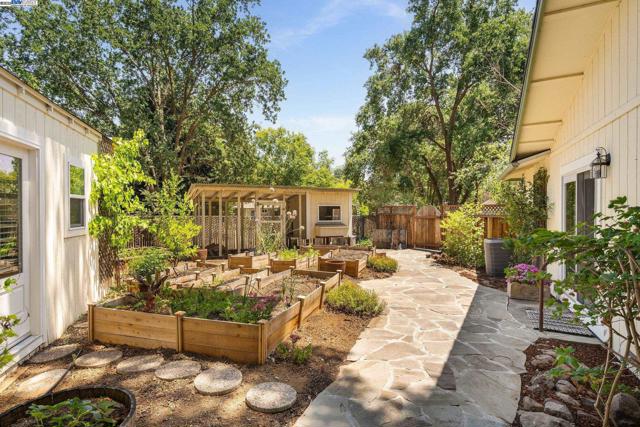 20 Donna Ln, Danville CA: https://media.crmls.org/mediaz/540c01ff-7dfc-4551-be15-30481070f35c.jpg