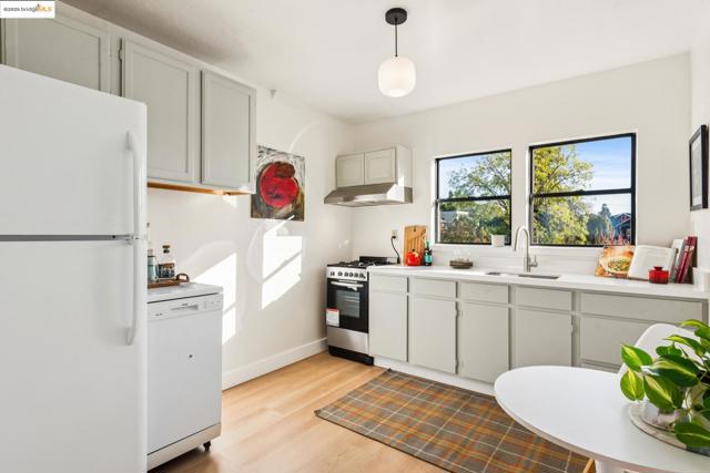 1521 Josephine St, Berkeley CA: https://media.crmls.org/mediaz/540ce71a-3451-4eba-85ee-87c3fc276558.jpg