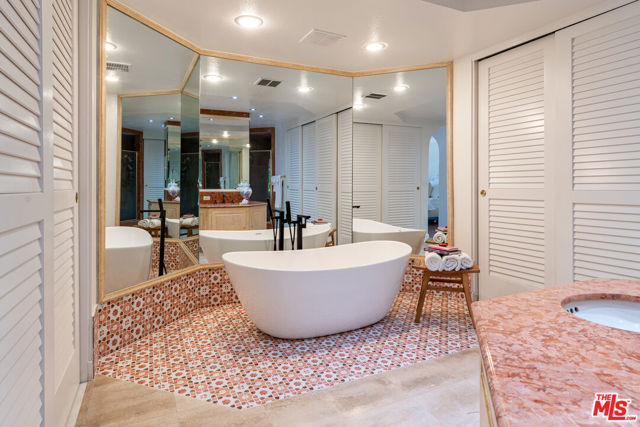 12555 The Vista, Los Angeles CA: https://media.crmls.org/mediaz/540df1d3-7b40-41aa-b726-324949418ffa.jpg