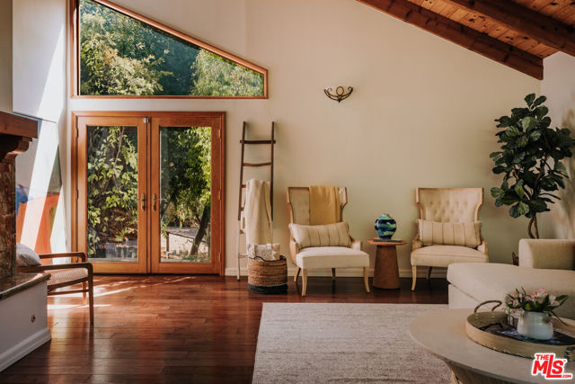 25620 Nebo Dr, Calabasas CA: https://media.crmls.org/mediaz/540e33dd-7856-4179-a5d8-41c866931677.jpg
