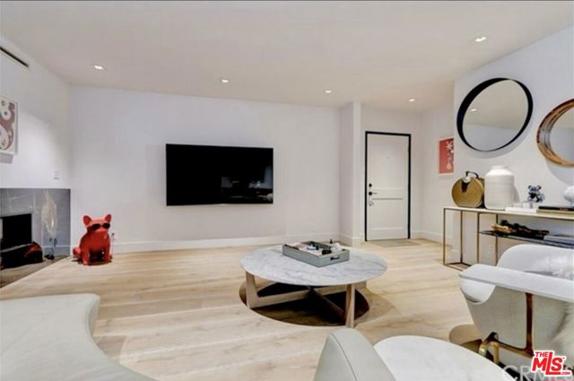439 N Doheny Drive, Beverly Hills CA: https://media.crmls.org/mediaz/540ed83f-bb02-452d-9842-79e1d329ee94.jpg