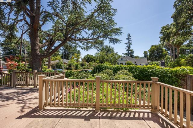 628 Saint Mary St, Pleasanton CA: https://media.crmls.org/mediaz/540f21d9-3451-4802-a0f3-61f73cfeb661.jpg
