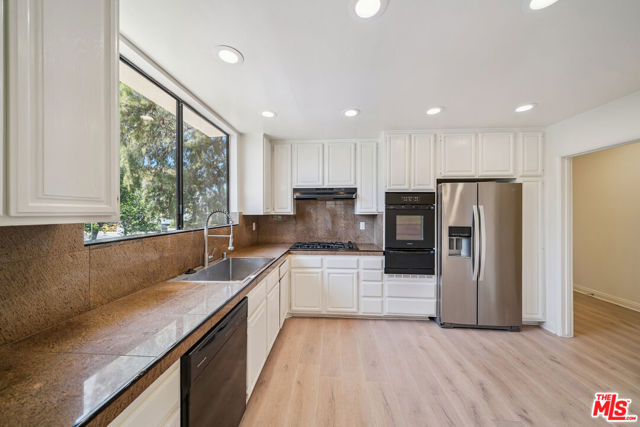 8865 Alden Drive, Los Angeles CA: https://media.crmls.org/mediaz/540f3fca-500d-4f33-8699-32c76767b062.jpg