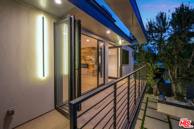 4906 Van Noord Avenue, Sherman Oaks CA: https://media.crmls.org/mediaz/540ff737-2dd3-4fa7-90c5-229c756c97fd.jpg