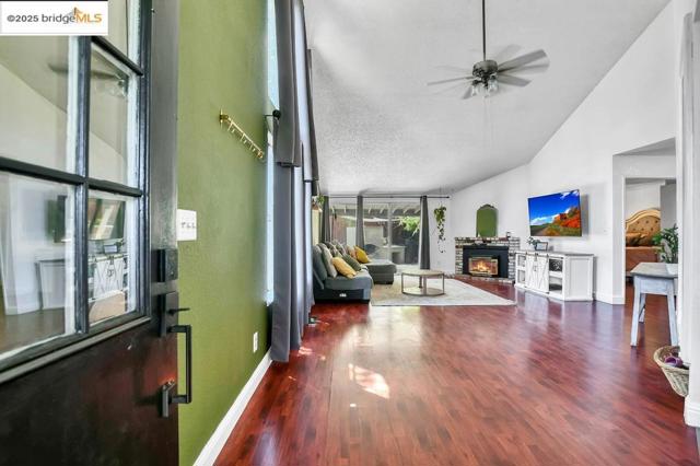 1359 Port Ct, Oakley CA: https://media.crmls.org/mediaz/5410e5f8-4ab3-43d0-a899-7923a97d8fa9.jpg