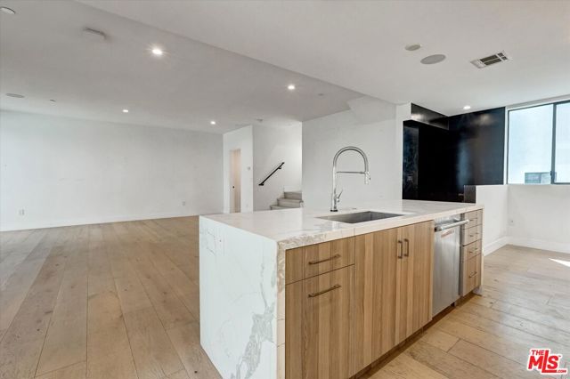 733 1/2 N Gramercy Place, Los Angeles CA: https://media.crmls.org/mediaz/54114647-f484-4052-888d-5aa992018fee.jpg