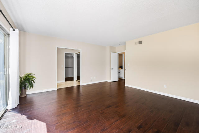 20027 Hiawatha Street, Chatsworth CA: https://media.crmls.org/mediaz/5411958c-594f-492c-ab86-60a3455e2f5c.jpg