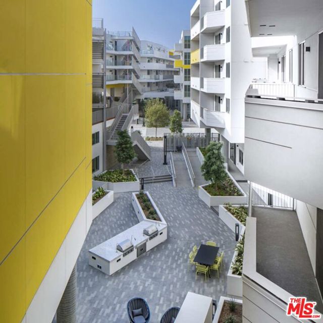 2929 pennsylvania Avenue, Santa Monica CA: https://media.crmls.org/mediaz/54130ba7-f663-4c45-8dbe-32773b0e7eb8.jpg