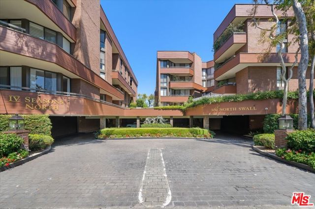 300 N Swall Drive, Beverly Hills CA: https://media.crmls.org/mediaz/54130da2-17a9-4fc3-925d-18711677dcc1.jpg
