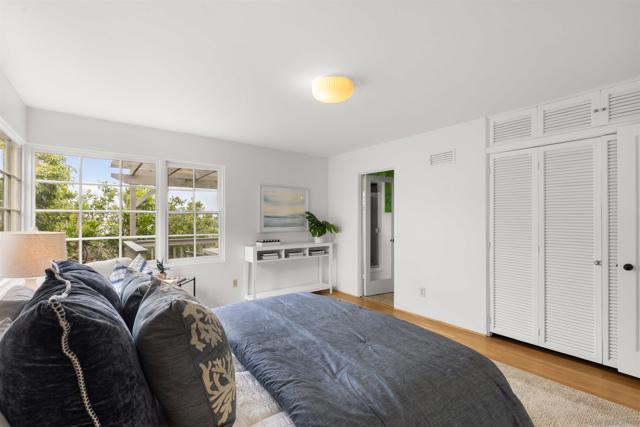 933 Rosecrans, San Diego CA: https://media.crmls.org/mediaz/541332e3-1380-41f3-ab73-0d8c496faad7.jpg
