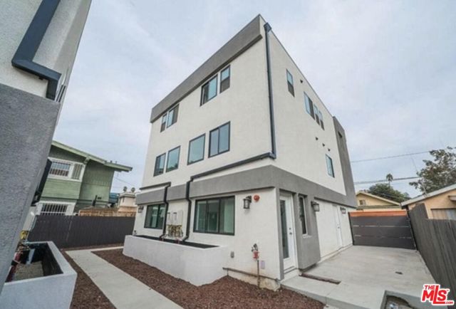 4110 1/2 S Normandie Avenue, Los Angeles CA: https://media.crmls.org/mediaz/54134895-e177-473c-a4f0-3aec022428ab.jpg